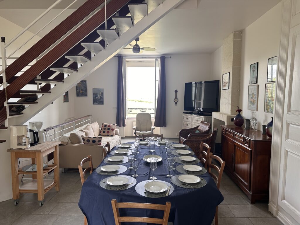 Salle à manger du gite des anciens fours à chaux