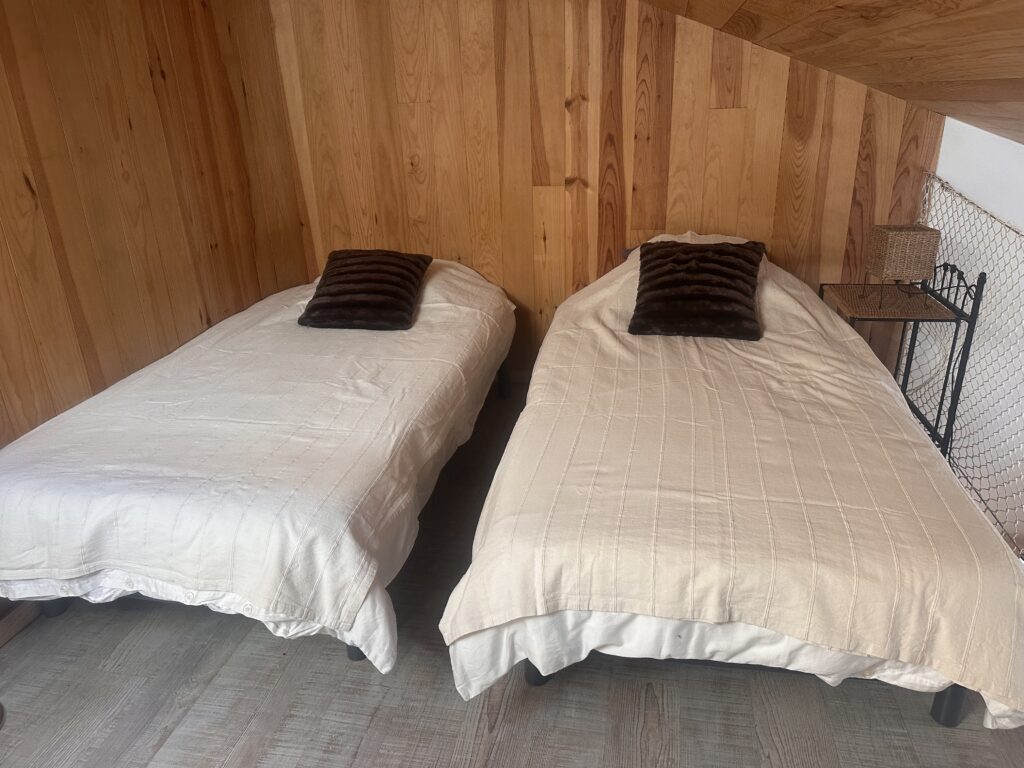 Chambre dortoir de 4 lits simples