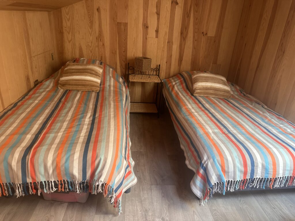 Chambre dortoir de 4 lits simples