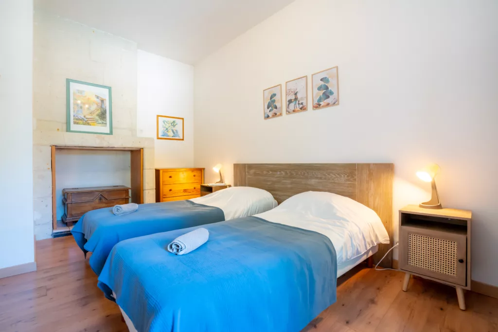 Chambre 2 lits simples face à la piscine